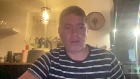 Snapshot of guil0 chatting on October 22, 8:29 am guil0 online show from October 22, 8:29 am