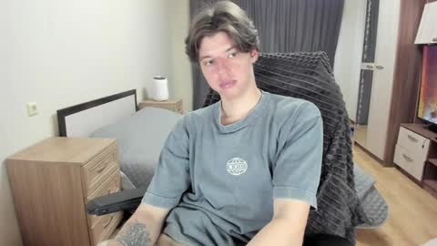 guy_liam1 online show from April 3, 1:30 pm