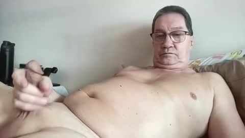 Snapshot of gwashere4u chatting on February 11, 4:24 pm gwashere4u online show from February 11, 4:24 pm