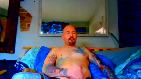 hungherowithoutacape online show from July 6, 5:37 am