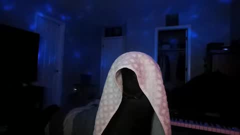 Snapshot of icy_ivy chatting on December 19, 8:24 am Ivan online show from December 19, 8:24 am