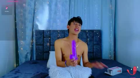 ithan_kingtwin online show from May 29, 7:46 pm
