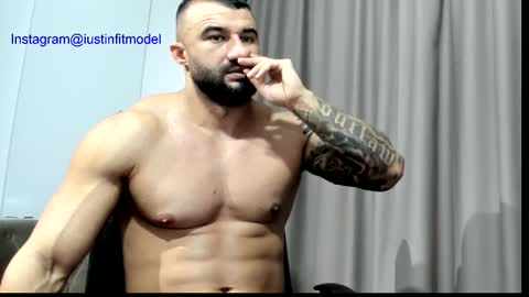 iustinmucle95 online show from December 1, 10:29 am