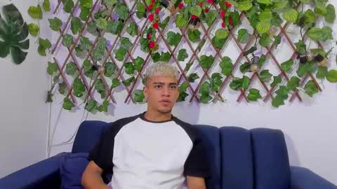 izaack online show from December 26, 11:35 pm