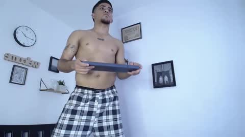 izaack online show from March 12, 6:44 pm