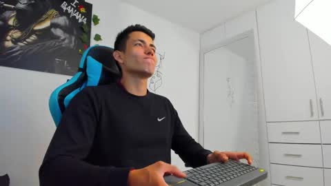 Jamess hott online show from December 18, 1:45 pm