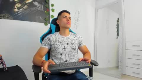 Jamess hott online show from January 20, 1:32 pm