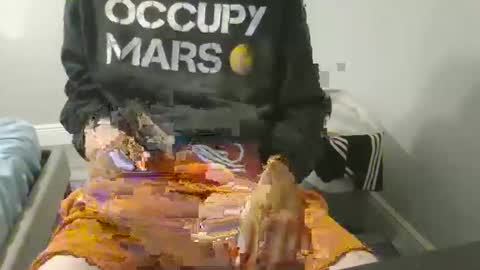 jholls online show from December 12, 8:53 pm