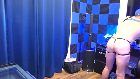 Jizzy Blue online show from May 17, 9:33 pm