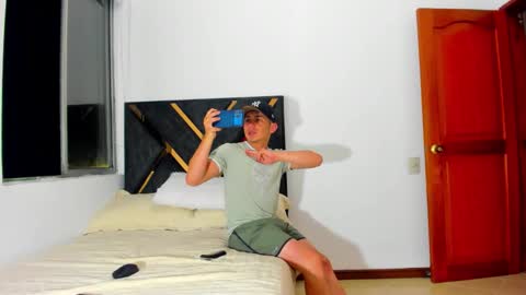 john_hot690 online show from April 6, 1:13 am