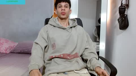 john_ssnow29 online show from December 31, 7:51 pm