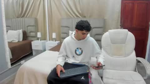 Snapshot of julian_billy chatting on February 16, 12:10 pm julian billy online show from February 16, 12:10 pm