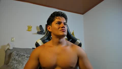 julian_wallace online show from December 19, 8:50 pm