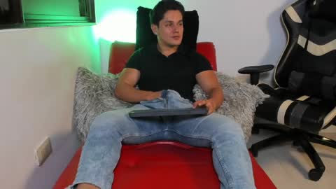 julian_wallace online show from April 9, 6:19 am