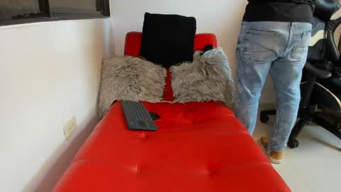 julian_wallace online show from April 8, 7:11 pm