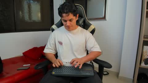 julian_wallace online show from February 8, 9:08 pm