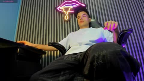 Snapshot of kevinn_blue chatting on October 22, 9:18 pm Sexy Hot Kevin online show from October 22, 9:18 pm