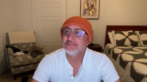 Snapshot of latinnous chatting on October 22, 3:32 am QS - INDEPENDENT MODEL online show from October 22, 3:32 am