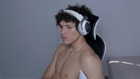 Laureent online show from November 6, 5:49 pm