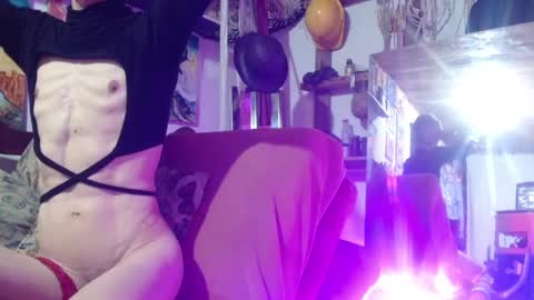 Snapshot of laye19 chatting on December 8, 10:57 pm Laye19 online show from December 8, 10:57 pm