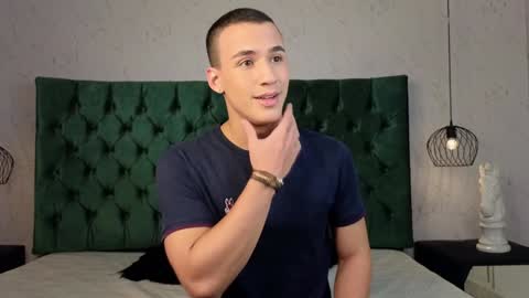 Snapshot of leo_delvey chatting on January 21, 3:27 am leo online show from January 21, 3:27 am