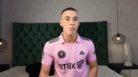 Snapshot of leo_delvey chatting on December 22, 3:11 am leo online show from December 22, 3:11 am