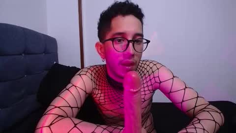 Snapshot of leoh_hades chatting on October 22, 2:04 am Leoh online show from October 22, 2:04 am