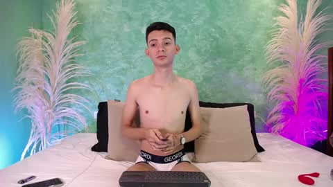 Snapshot of little_twiink chatting on March 5, 12:33 pm Juan Ferrer online show from March 5, 12:33 pm