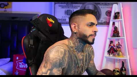 logan_hugh8 online show from December 21, 1:32 pm