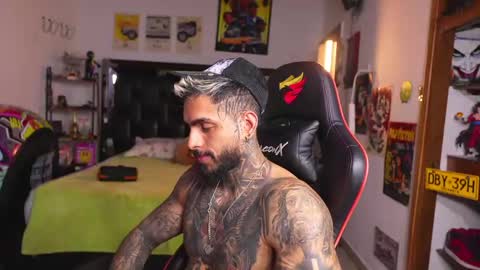 logan_hugh8 online show from May 27, 1:35 am