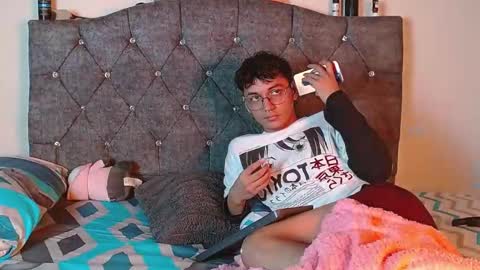 logan_willyams_ online show from October 9, 12:04 am