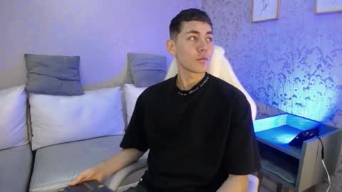 Loganfoster  online show from December 14, 10:06 pm