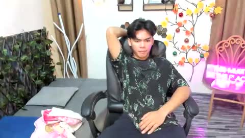 lord_hotasian online show from December 17, 7:48 am