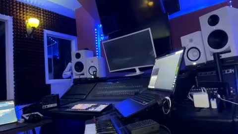 Snapshot of love4heelz chatting on March 9, 5:28 pm Prynce online show from March 9, 5:28 pm