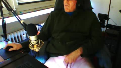        call me  Stefan online show from March 31, 4:42 pm