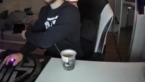 lukasschoetz online show from December 5, 10:34 pm