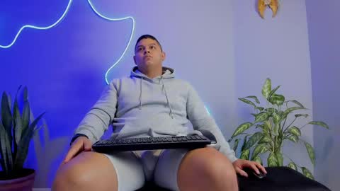 Snapshot of maximussteel_ chatting on October 13, 11:05 am Maximus online show from October 13, 11:05 am