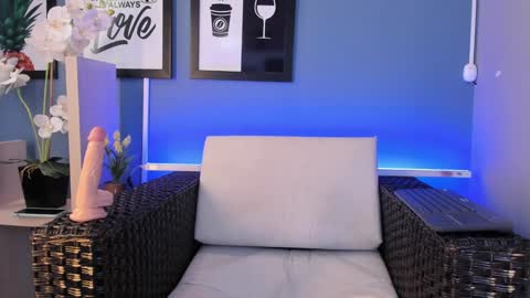 Maxi Rogers online show from December 3, 7:55 pm