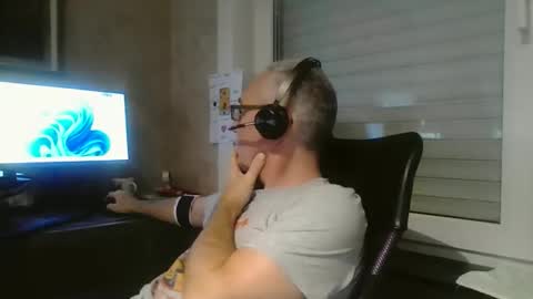 Snapshot of maxou569 chatting on October 20, 7:12 am maxou569 online show from October 20, 7:12 am