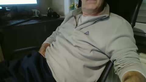 Snapshot of maxou569 chatting on October 7, 11:03 am maxou569 online show from October 7, 11:03 am