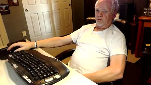 Snapshot of midwestdad09 chatting on October 22, 9:18 pm midwestdad09 online show from October 22, 9:18 pm