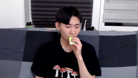 Snapshot of miram_yoo chatting on January 11, 5:40 pm              online show from January 11, 5:40 pm