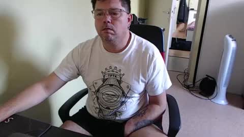 Snapshot of mistercoeur1 chatting on October 18, 8:52 am mistercoeur online show from October 18, 8:52 am