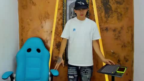 monky_0002 online show from May 31, 8:10 pm