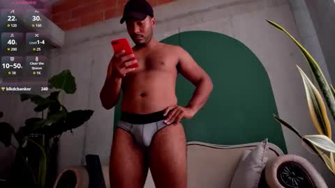 Noah online show from December 5, 7:43 pm