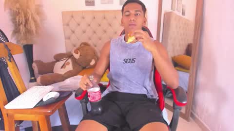 N O AH - S T H O  N E online show from February 21, 10:38 am