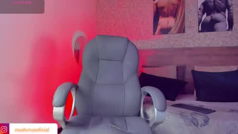 Snapshot of noahcrux chatting on October 22, 12:09 pm Noah online show from October 22, 12:09 pm
