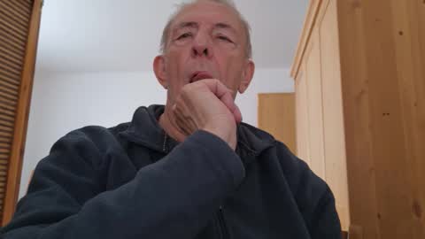 obediently77 online show from May 6, 9:54 am