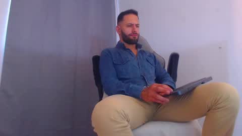 Snapshot of oliverdrew1 chatting on January 12, 8:57 pm oliver online show from January 12, 8:57 pm