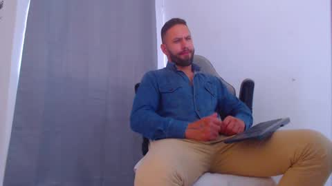 Snapshot of oliverdrew1 chatting on December 5, 6:45 pm oliver online show from December 5, 6:45 pm